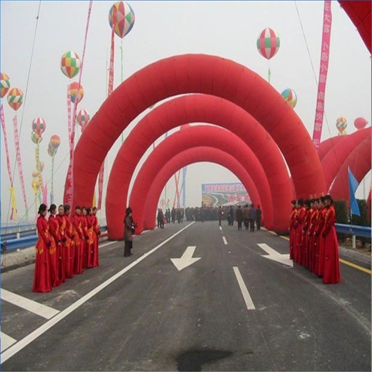 达坂城商场开业纯红拱门
